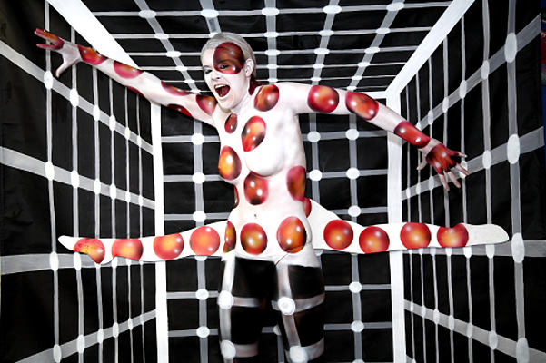 press photo - living in a box bodypainting - Jump by Christine Dumbsky